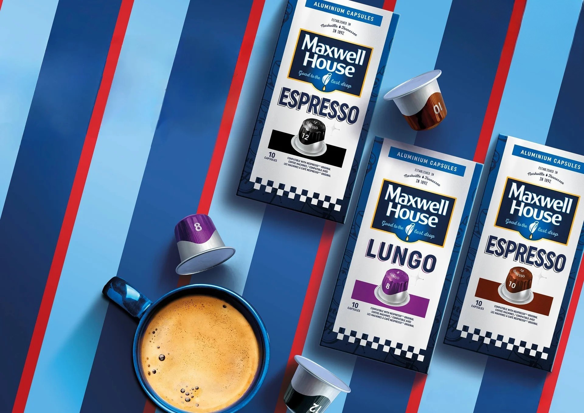 Drei Maxwell House Kaffeekapselboxen mit Espresso und Lungo auf gestreiftem Hintergrund.