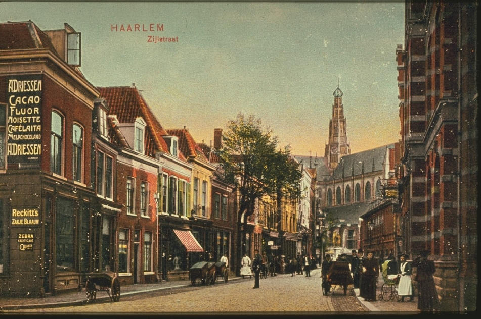 Historisches Straßenbild aus der Zijlstraat in Haarlem mit Menschen, Pferdewagen und dem Kirchturm im Hintergrund.