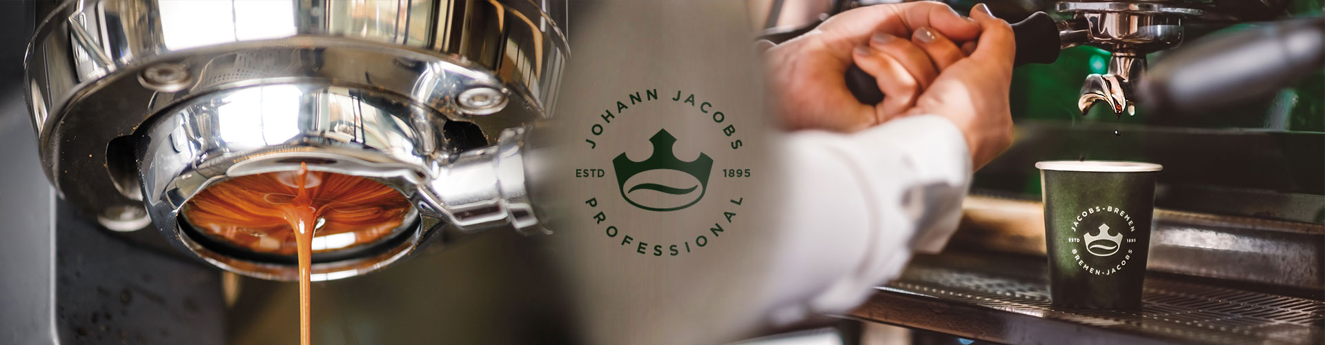 Espressomaschine mit frischem Kaffee und Johann Jacobs Professional Logo.
